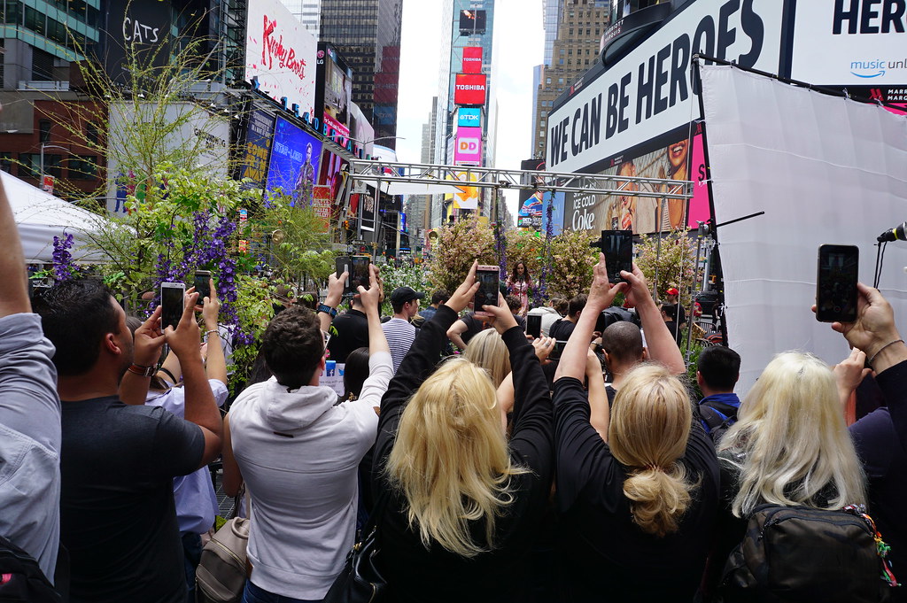 NY Time Square celebrity transportation spoting with fans taking photos